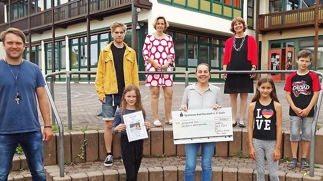 3000 Euro spenden die Sch&uuml;lerf&uuml;r den Wiederaufbau der Wannigsm&uuml;hle. Das Bild zeigt von links: Sportlehrer Michal Panfil, Sportlehrer Jonas Scheinig, Henriette&nbsp; J&auml;ckel, Janine Gutbier (Schulleitung), Ursula B&ouml;hm, Sportlehrerin Birgit Schmitt, Franziska Vey und Nico Ke&szlig;ler.