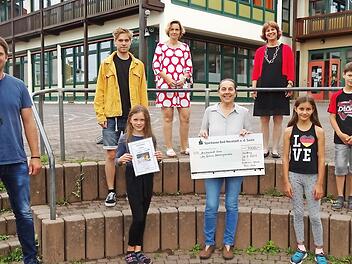 3000 Euro spenden die Schülerfür den Wiederaufbau der Wannigsmühle. Das Bild zeigt von links: Sportlehrer Michal Panfil, Sportlehrer Jonas Scheinig, Henriette  Jäckel, Janine Gutbier (Schulleitung), Ursula Böhm, Sportlehrerin Birgit Schmitt, Franziska Vey und Nico Keßler.