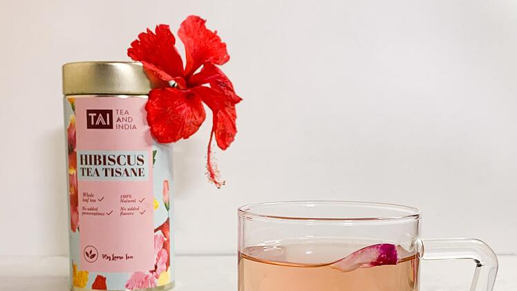 Hibiskustee kannst du bereits abgepackt in Apotheken und Bio-Märkten finden.