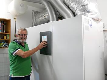 Bernd Hillmann kann seine Wärmepumpe direkt am Gerät oder vom Computer aus kontrollieren beziehungsweise einstellen. Das dicke, ummantelte Rohr saugt die für den Heizungsbetrieb notwendige Luft in die Wärmepumpe mit Wärmetauscher.