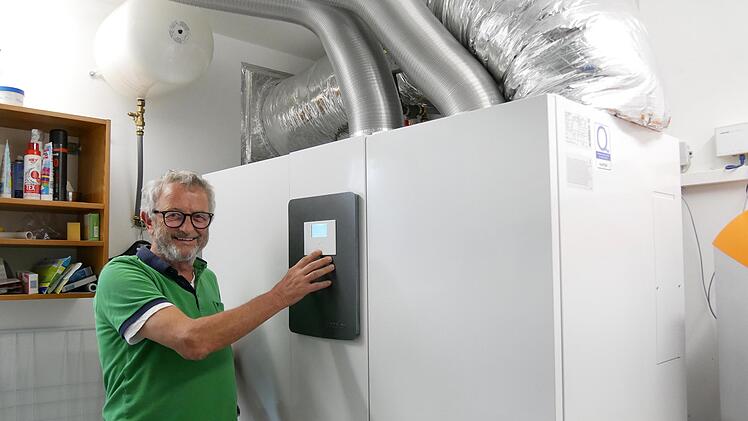 Bernd Hillmann kann seine Wärmepumpe direkt am Gerät oder vom Computer aus kontrollieren beziehungsweise einstellen. Das dicke, ummantelte Rohr saugt die für den Heizungsbetrieb notwendige Luft in die Wärmepumpe mit Wärmetauscher.