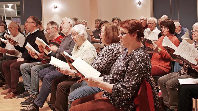 Seit Monaten probt der Chor der Kulmbacher Kantorei unter der Leitung von Dekanatskantor Christian Reitenspieß für die Aufführung des Rutter-Requiems.