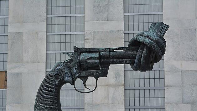 Die Pistole mit Knoten vor dem UN-Gebäude gilt als Mahnung für Gewaltlosigkeit.