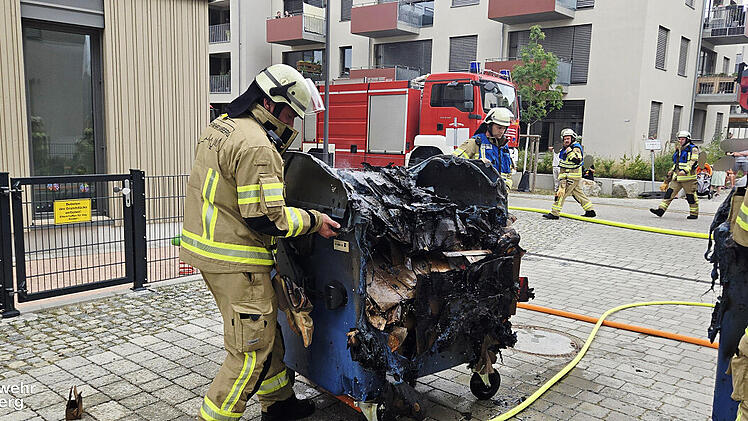 Massive Rauch-Entwicklung auf Lagarde-Gelände - Gaffer stören Feuerwehr