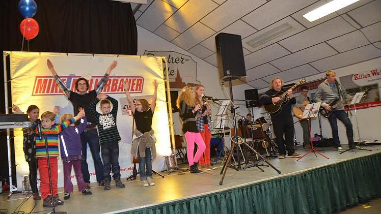 Bereits beim Aufwärmprogramm sorgte die KoKi-Band mit Pater Waldemar für Hochstimmung.