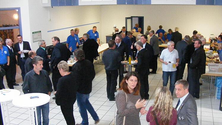 Im Foyer der Adelsdorfer Aischgrundhalle konnten sich die Besucher austauschen. Foto: Mona Lisa Eigenfeld