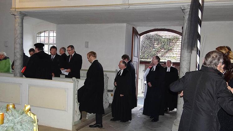 Feierlich zogen die Zelebranten und die Mitglieder des Kirchenvorstandes am Sonntag in die Schlosskirche in Fischbach ein. Foto: Johanna Eckert