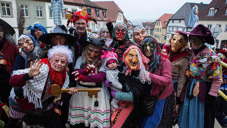 Mittendrin im Hexenvolk, der Zeiler Bürgermeister Thomas Stadelmann. Nur der Kopf guckt noch raus. Fotos: René Ruprecht