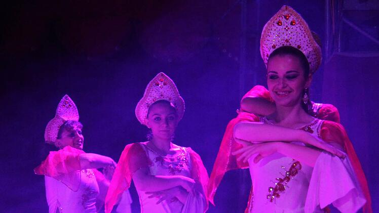 Die Kostüme der Artisten wiesen eindeutig russisches Flair auf