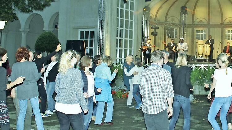 Der Rhythmus reißt einfach mit. Summer-Time im Kurgarten in Bad Kissingen. Foto: Werner Vogel