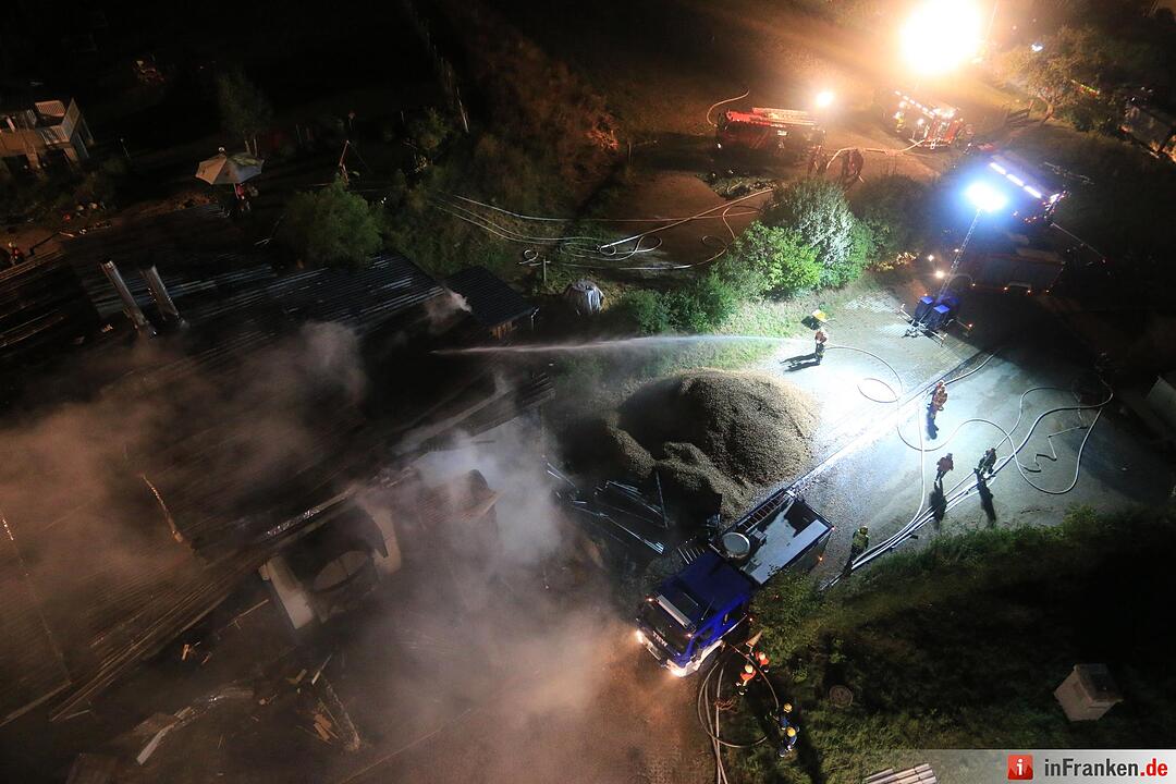 Grossbrand einer Hackschnitzelanlage - Flammen schlagen meterhoch in den Nachthimmel