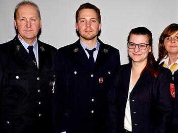 Der Pfaffenhausener Feuerwehr-Vorstand (von links): Vorsitzender Detlef Heim, der neue 2. Vorsitzende Lukas Hofbauer, die neue Schriftführerin Lisa Vogel und die Kassiererin Ulrike Neder. Foto: Gerd Schaar