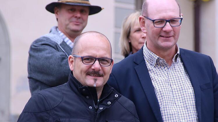 Zwei Bürgermeister schauten sich die vorbeifahrenden Oldtimer an: René Schlehr (links) aus Prichsenstadt und Thomas Stadelmann aus Zeil.