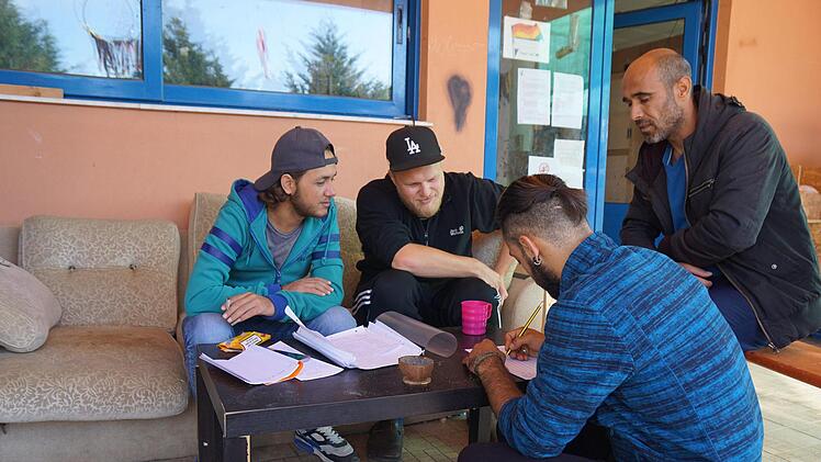 Maximilian Behrens (Zweiter von links) unterrichtet Geflüchtete im Rahmen des Projekts "Habibi.Works" im im nordgriechischen Ioannina. Foto: F.E.E.L-Effect