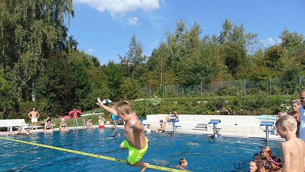 Und ab ins Wasser. Die Slackline macht Spaß, aber so ganz einfach ist es nicht.Petra Malbrich