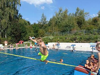 Und ab ins Wasser. Die Slackline macht Spaß, aber so ganz einfach ist es nicht.Petra Malbrich