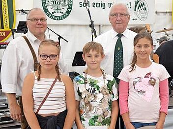 Adlerkönig 2019 ist Niklas Kronhardt (vorn mit Kette), 1. Ritter Kimberly Lienert (rechts) und 2. Ritter Christina Feser (links); hinten von links Helmut Schmidt und Schützenmeister Reinhold Göhl. Foto: Thomas Micheel