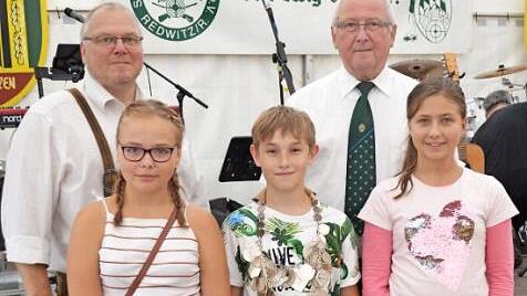 Adlerkönig 2019 ist Niklas Kronhardt (vorn mit Kette), 1. Ritter Kimberly Lienert (rechts) und 2. Ritter Christina Feser (links); hinten von links Helmut Schmidt und Schützenmeister Reinhold Göhl. Foto: Thomas Micheel