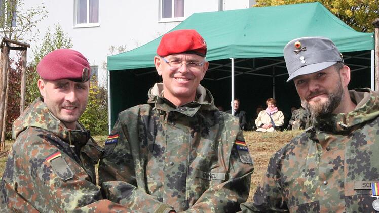 Übergabeappell in der Rhönkaserne: Oberstleutnant Kai Schulze löst Major Gordon Stütz als Kommandant des Truppenübungsplatzes Wildflecken ab. Foto: Ulrike Müller