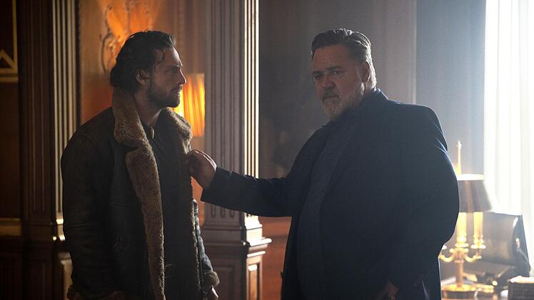 Russell Crowe (rechts) gibt den strengen Vater von Kraven (Aaron Taylor-Johnson).