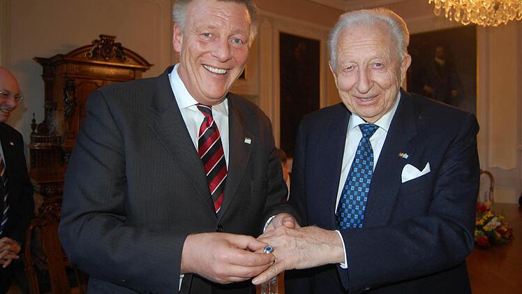 2010 bekam Bernhard Kapp den Ehrenring der Stadt Coburg verliehen; links der damalige Oberbürgermeister Norbert Kastner. Foto: Oliver Schmidt
