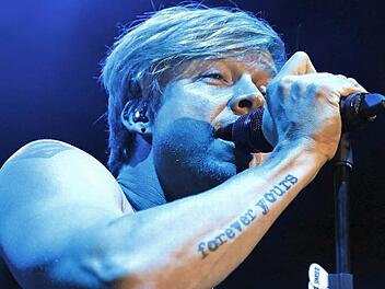 Samu Haber, Frontmann der finnischen Band Sunrise Avenue, schafft es, die Massen mit seinem Gesang zu begeistern und zu berühren. Fotos: Matthias Hoch