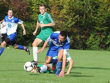 Der Kampf geht weiter: Immer wieder aufstehen heißt es für Ervin Gergely (vorne, im Derby gegen Garitz) und den FC 06 Bad Kissingen. Mit jeweils vier Treffern sind Gergely und Christian Laus die bislang erfolgreichsten Torschützen der Kernstädter. Foto: Hopf