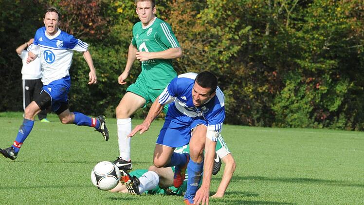Der Kampf geht weiter: Immer wieder aufstehen heißt es für Ervin Gergely (vorne, im Derby gegen Garitz) und den FC 06 Bad Kissingen. Mit jeweils vier Treffern sind Gergely und Christian Laus die bislang erfolgreichsten Torschützen der Kernstädter. Foto: Hopf