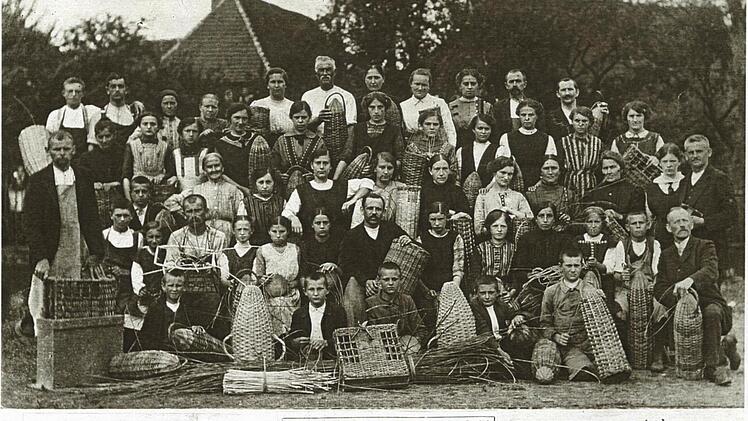 Diese Aufnahme aus dem Jahr 1915 zeigt Michelauer Flechter, die in der Geschosskorb-Fertigung beschäftigt waren. Fotos: Deutsches Korbmuseum