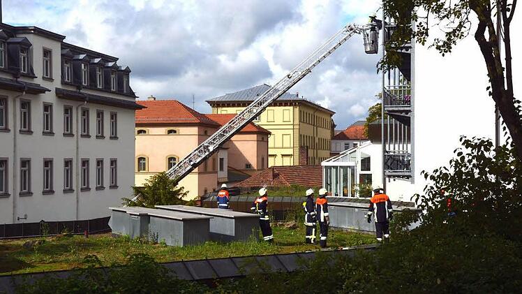 Dramatische Szenen bei der Großübung am Samstag im Haus Kreuzberg der Kurklinik "Am Kurpark" in Bad Kissingen.  Foto: Rauch