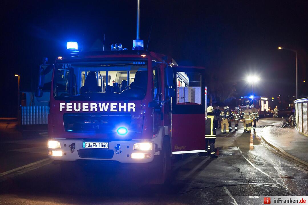 Unterfarrnbach: Materialschuppen in Flammen