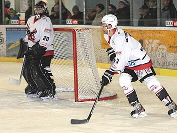 Max Hildenbrand (rechts, links sein Bruder Martin im Tor) ist nach seiner Spieldauersperre beim wichtigen Spiel der "Hawks" am Mittwoch beim EHC Bad Aibling wieder im Kader.