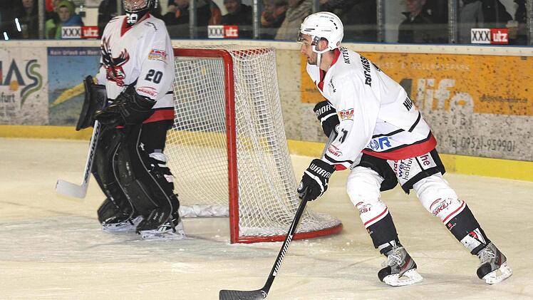 Max Hildenbrand (rechts, links sein Bruder Martin im Tor) ist nach seiner Spieldauersperre beim wichtigen Spiel der "Hawks" am Mittwoch beim EHC Bad Aibling wieder im Kader.