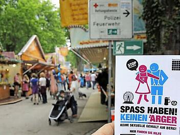 Spaß ja, Ärger nein!: Flyer informieren auf der Bergkirchweih über die Kampagne und die Rettungsinseln.  Fotos: C. Pack