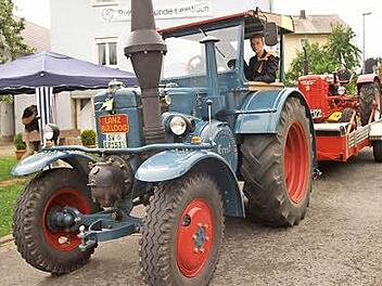 Kein Weg ist den Bulldogfreunden zu ihren Treffen zu weit und manche reisen mit ihren Oldtimern sogar schon am Vortag an. Dieser alte Lanz hat einen zweiten "Oldi" im Schlepptau.  Foto: Günther Geiling/Archiv