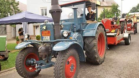 Kein Weg ist den Bulldogfreunden zu ihren Treffen zu weit und manche reisen mit ihren Oldtimern sogar schon am Vortag an. Dieser alte Lanz hat einen zweiten "Oldi" im Schlepptau.  Foto: Günther Geiling/Archiv