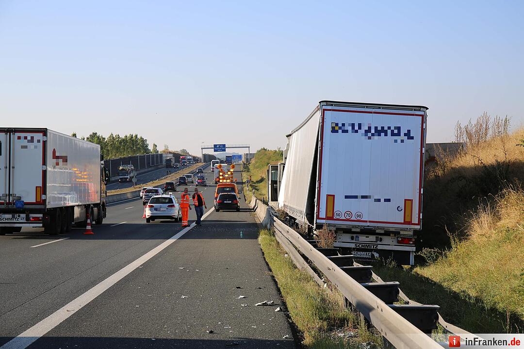 Lkw kracht auf A9 bei Bayreuth ungebremst gegen Lärmschutzwand