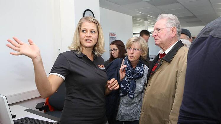 Patricia Wagner stellte den Besuchern die Abläufe in der Radioredaktion vor.