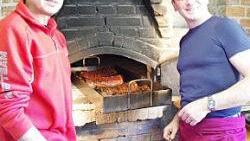 Manfred Meixner (links) und Jürgen Hetz kümmerten sich um den Braten aus dem Backofen.