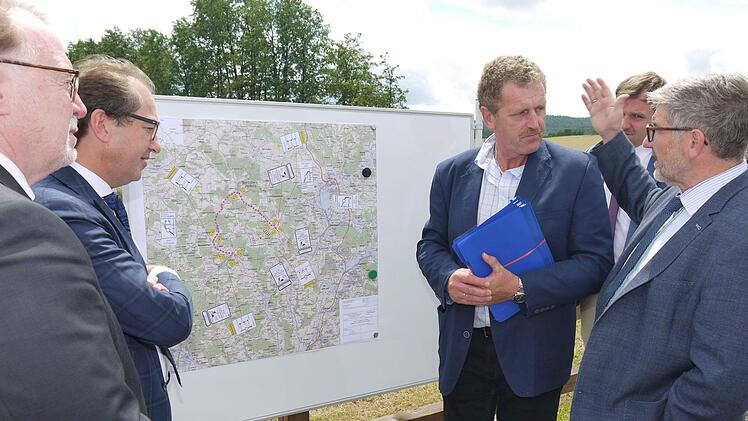 DIe Pläne für den Ausbau der Bundesstraße 303 bei Ahorn sind schon gemacht. Foto: Berthold Köhler