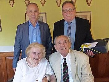 Unser Bild zeigt Erwin Rohde (vorne,rechts) zusammen mit seiner Ehefrau Ursel sowie (stehend, von links) Bürgermeister Franz Uome und stellvertretenden Landrat Dieter Schaar. Foto: Klaus-Peter Wulf