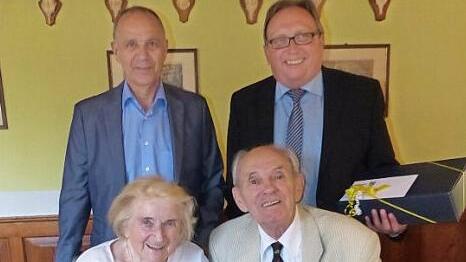 Unser Bild zeigt Erwin Rohde (vorne,rechts) zusammen mit seiner Ehefrau Ursel sowie (stehend, von links) Bürgermeister Franz Uome und stellvertretenden Landrat Dieter Schaar. Foto: Klaus-Peter Wulf