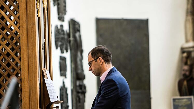 Mario Hospach-Martini musizierte an der Chor-Orgel der Coburger Morizkirche.Foto: Jochen Berger