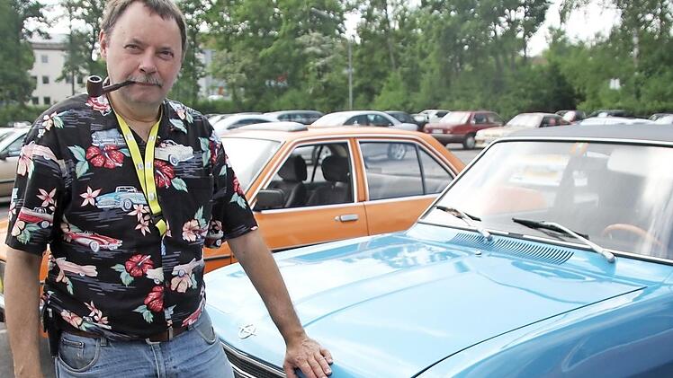 Andreas Stulz vor seinem Opel Olympia A, Baujahr 1970. Fotos: Andreas L&ouml;sch