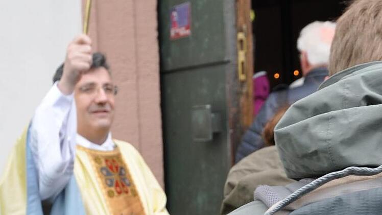 Pfarrer Michael Krammer eröffnete das letzte Mal das Wallfahrtsjahr auf dem Maria Ehrenberg. Er wird die Pfarrstelle wechseln. Foto: Petra Heurich