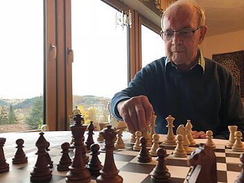 Norbert Binder möchte Kinder für Schach begeistern.  Foto: Angelika Silberbach