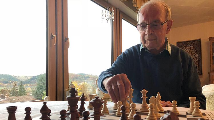 Norbert Binder möchte Kinder für Schach begeistern.  Foto: Angelika Silberbach