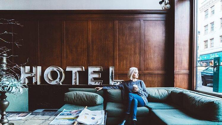Eine schöne Lounge macht das Hotel noch viel einladender. Symbolbild: pixabay.com/StockSnap