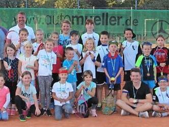 Strahlende Gesichter gab es bei der Übergabe der Gold- und Silbermedaillen an die Nachwuchsspieler des TC Michelau bei der Jugend-Vereinsmeisterschaft.  Foto: Klaus Gagel