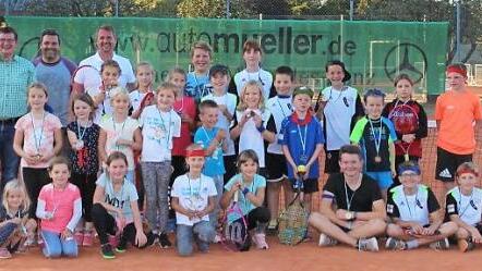 Strahlende Gesichter gab es bei der Übergabe der Gold- und Silbermedaillen an die Nachwuchsspieler des TC Michelau bei der Jugend-Vereinsmeisterschaft.  Foto: Klaus Gagel